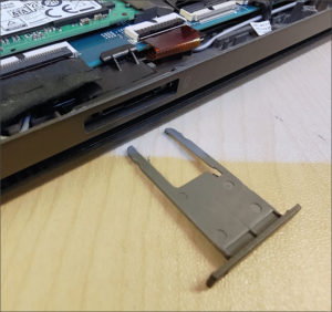 図10.SIMトレイ抜き出し
