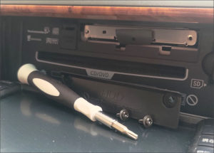 図03.壊れたHDDを取り出し