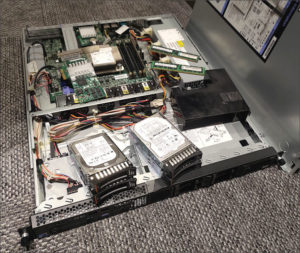 図01.x3250 M4と余剰部品全景